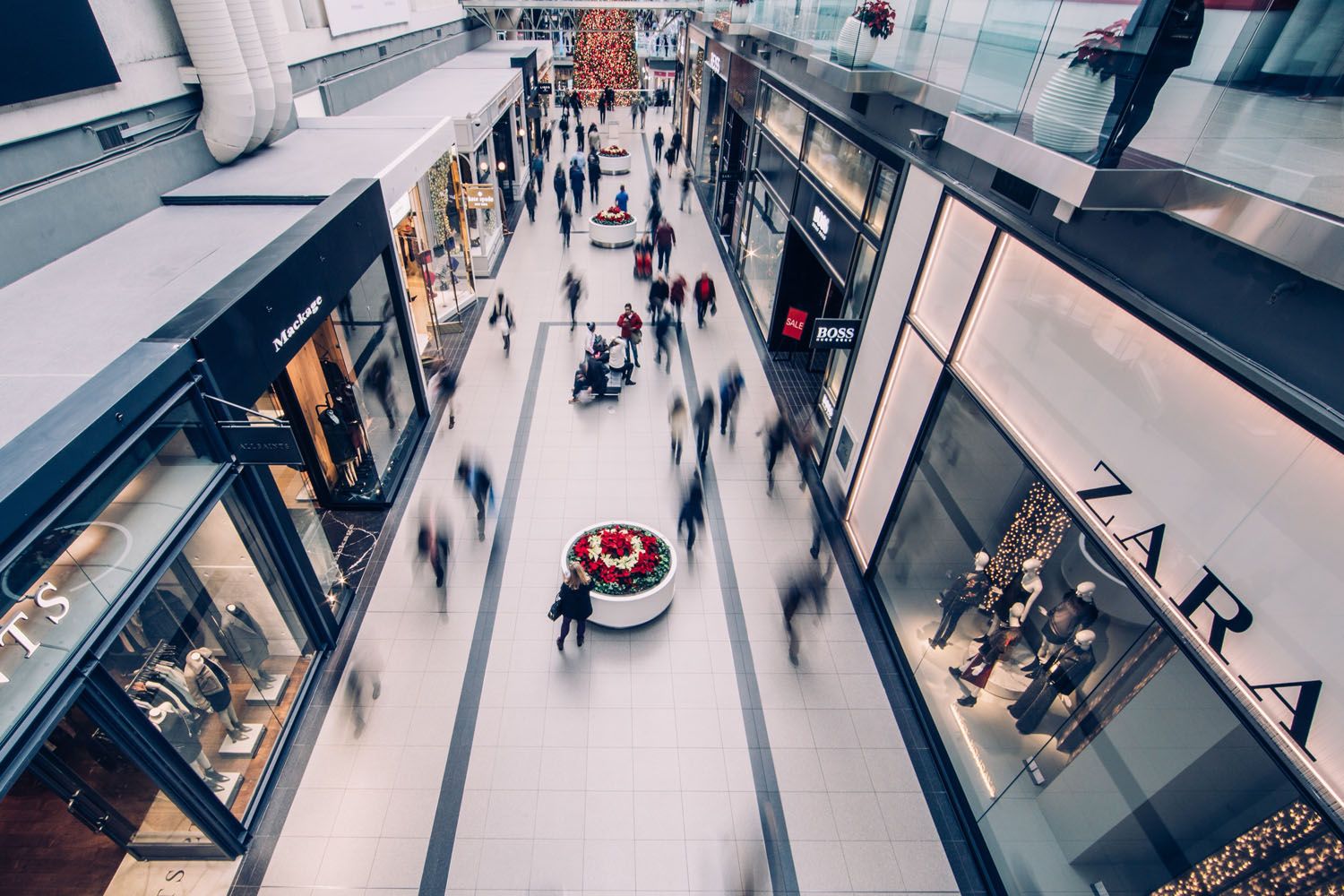 Varias personas aprovechan los descuentos del Black Friday para hacer las compras de Navidad en un centro comercial / PEXELS