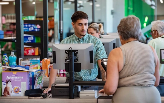 Trabajador de un supermercado de Mercadona / MERCADONA Trabajador de un supermercado de Mercadona / MERCADONA