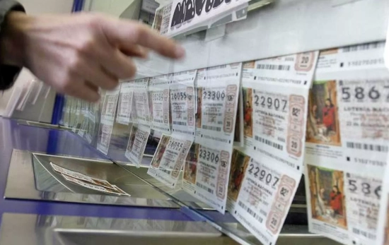 Una persona escoge un décimo de Lotería de Navidad / EUROPA PRESS Una persona escoge un décimo de Lotería de Navidad / EUROPA PRESS