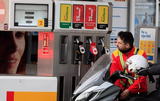 Un trabajador dispensa gasolina de un surtidor en Madrid / Fernando Alvarado - EFE Un trabajador dispensa gasolina de un surtidor en Madrid / Fernando Alvarado - EFE