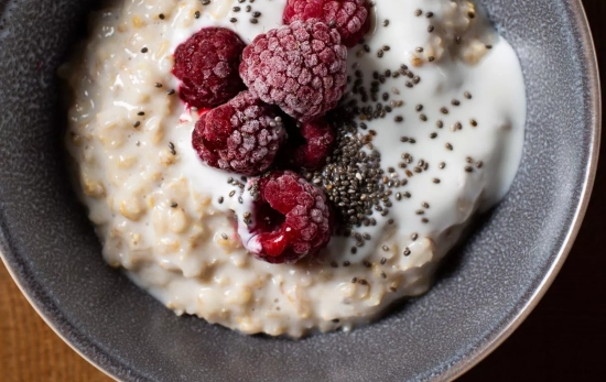 Porridge de avena con frutos rojos/ CANVA Porridge de avena con frutos rojos/ CANVA