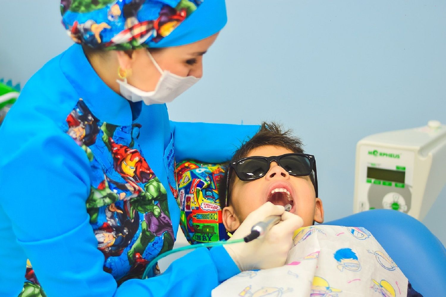 Una dentista explora los dientes de un niño después del exceso de azúcar en Halloween / PEXELS