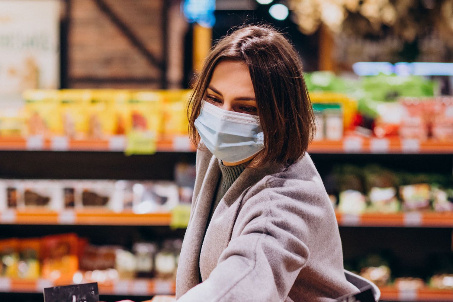 Una mujer compra en uno de los supermercados de Mercadona / FREEPIK