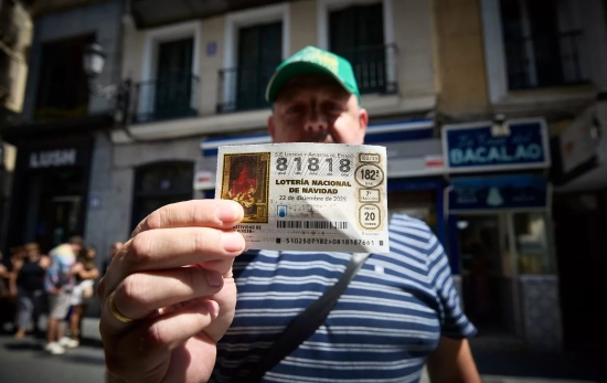 Una persona con un décimo de Lotería / EUROPA PRESS - JESÚS HELLÍN Una persona con un décimo de Lotería / EUROPA PRESS - JESÚS HELLÍN