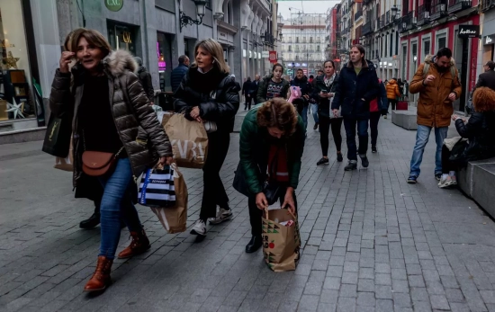 Varias personas caminan con bolsas de las rebajas en la calle Preciados/ EFE Varias personas caminan con bolsas de las rebajas en la calle Preciados/ EFE