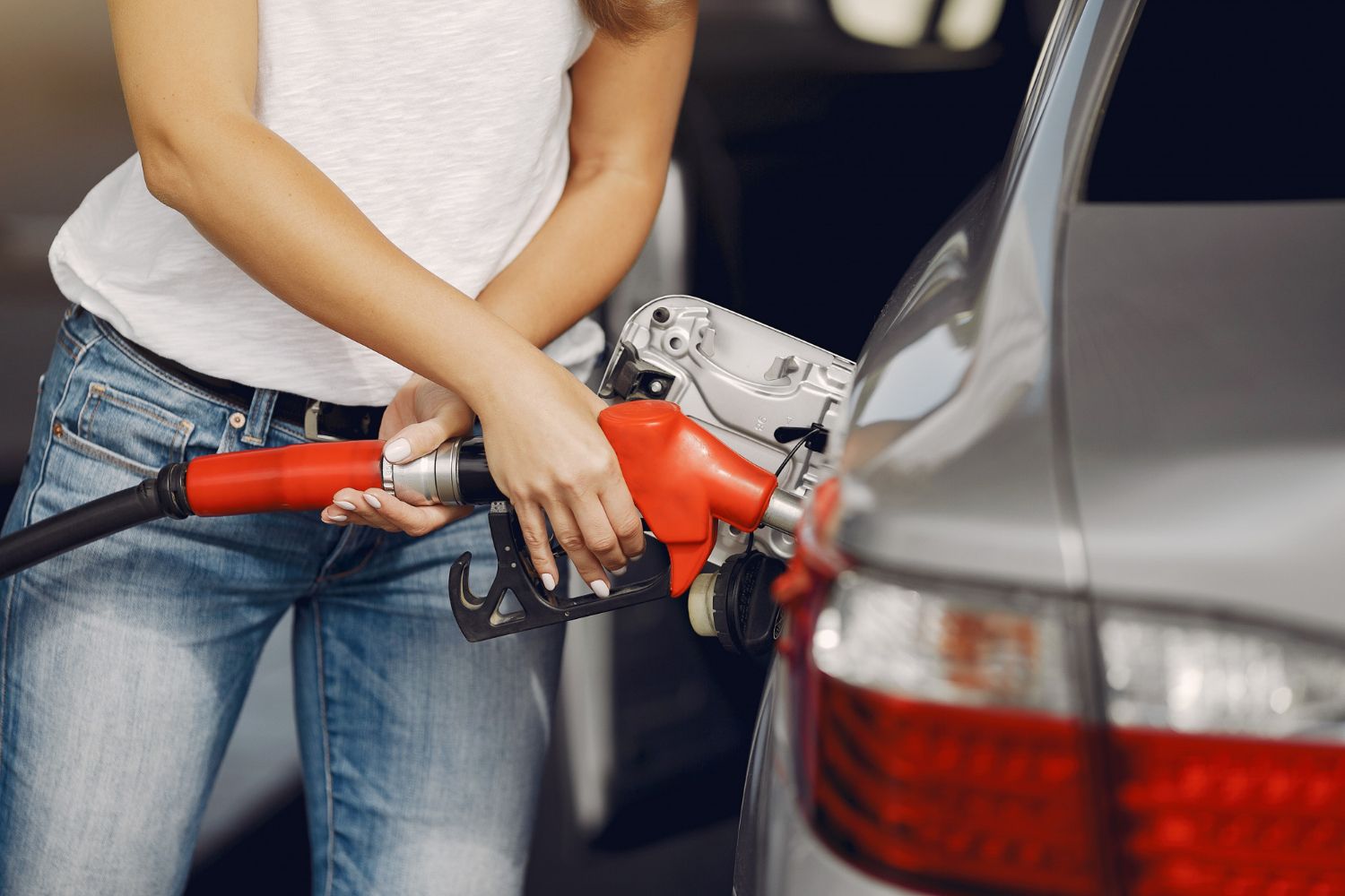 Una mujer ahorra al repostar en una de las gasolineras más baratas de España / FREEPIK