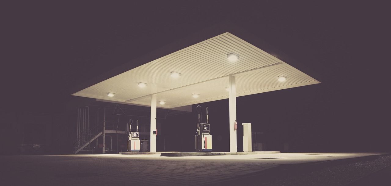 Una gasolinera en la noche / PIXABAY