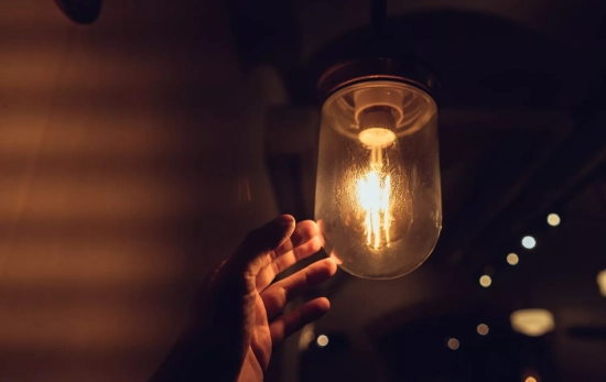 Una bombilla emite luz / FREEPIK - teksomolika Una bombilla emite luz / FREEPIK - teksomolika