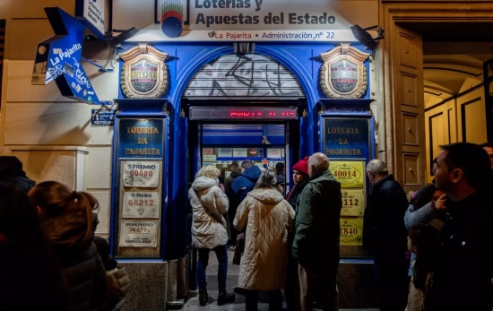 Un grupo de personas en una administración para comprar un décimo de la Lotería del Niño / EP Un grupo de personas en una administración para comprar un décimo de la Lotería del Niño / EP