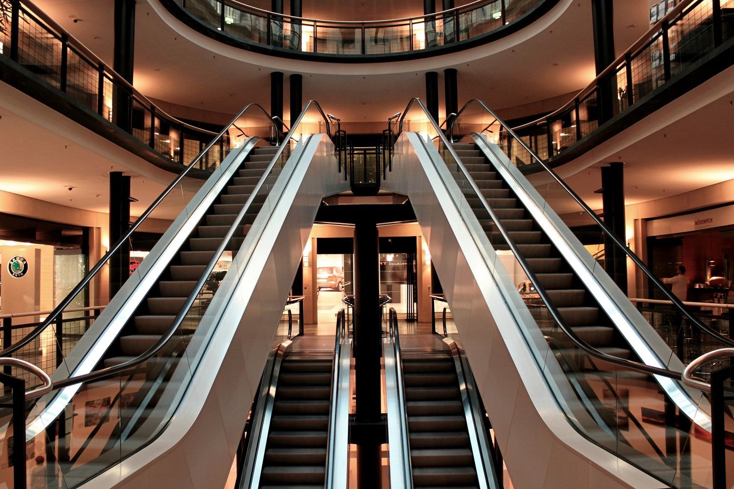 Entrada y pasillos de un centro comercial desierto / PEXELS