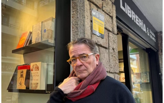 José Parra frente a su librería El Halcón Maltés / CEDIDA José Parra frente a su librería El Halcón Maltés / CEDIDA