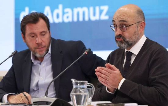 El ministro de Transportes, Óscar Puente (izquierda), y Luis Pedro Marco de la Peña (derecha), presidente de Adif El ministro de Transportes, Óscar Puente (izquierda), y Luis Pedro Marco de la Peña (derecha), presidente de Adif