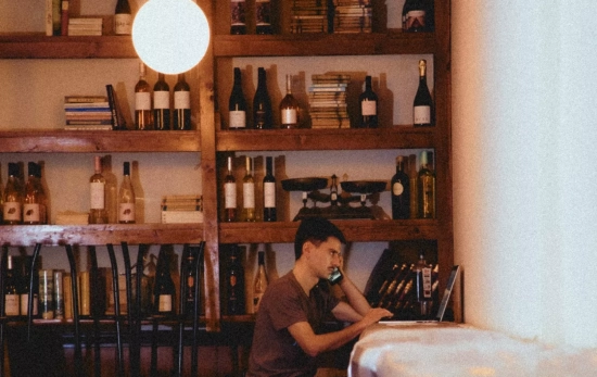 Patxo Uribe trabaja junto a la estantería de madera del Bar San Jorge / CEDIDA Patxo Uribe trabaja junto a la estantería de madera del Bar San Jorge / CEDIDA