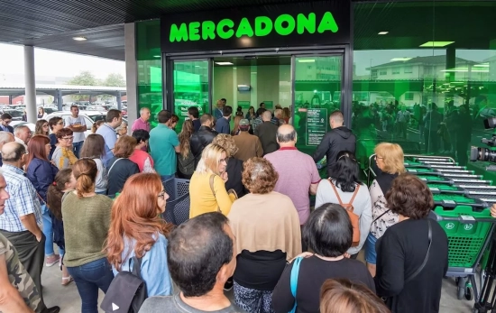 Personas haciendo cola para entrar en un Mercadona / EFE Personas haciendo cola para entrar en un Mercadona / EFE