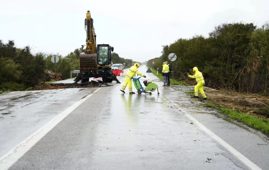 Imagen de las obras de reparación de la carretera de acceso al municipio gaditano de Rota Imagen de las obras de reparación de la carretera de acceso al municipio gaditano de Rota