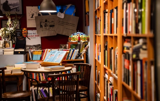 Un rincón de LibreRío de la Plata con sillas, libros y bolsas con frases / GALA ESPÍN Un rincón de LibreRío de la Plata con sillas, libros y bolsas con frases / GALA ESPÍN