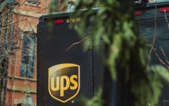 Logo de UPS en un vehículo / UNSPLASH Logo de UPS en un vehículo / UNSPLASH