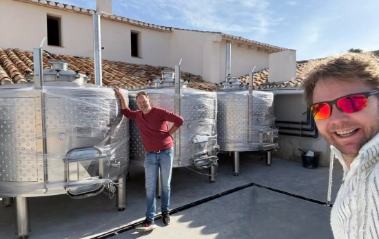 David (izquierda) y Jonas Tofterup junto sus nuevos depósitos / CEDIDA David (izquierda) y Jonas Tofterup junto sus nuevos depósitos / CEDIDA