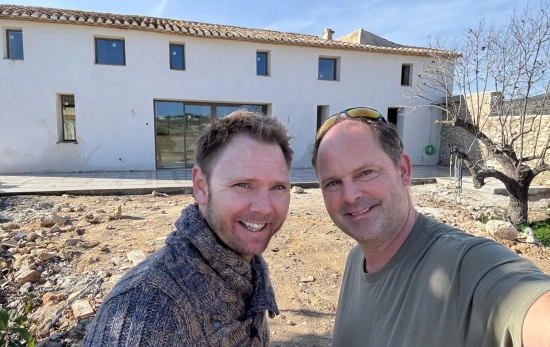 Los hermanos Jonas y David en su nueva bodega / CEDIDA Los hermanos Jonas y David en su nueva bodega / CEDIDA