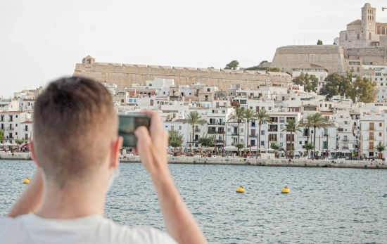 Un turista en Ibiza / UNSPLASH Un turista en Ibiza / UNSPLASH