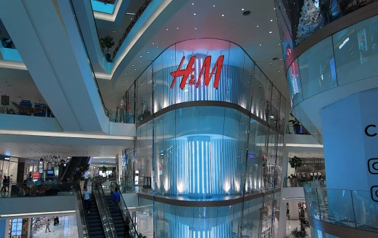 Una tienda de H&M en un centro comercial / UNSPLASH Una tienda de H&M en un centro comercial / UNSPLASH