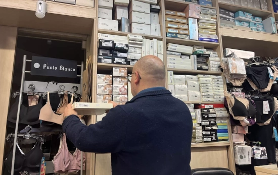 Jordi sujeta una caja con prendas de la marca Punto Blanco / TC Jordi sujeta una caja con prendas de la marca Punto Blanco / TC