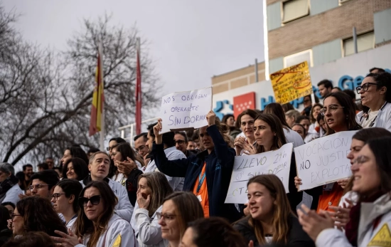 Decenas de médicos y personal sanitario durante una concentración / EP Decenas de médicos y personal sanitario durante una concentración / EP