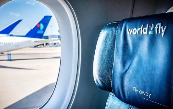 La ventanilla de un avión de la compañía / WORLD2FLY - X La ventanilla de un avión de la compañía / WORLD2FLY - X