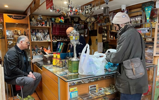 De izquierda a derecha; un cliente, Josep Valsells y un vendedor / TC De izquierda a derecha; un cliente, Josep Valsells y un vendedor / TC