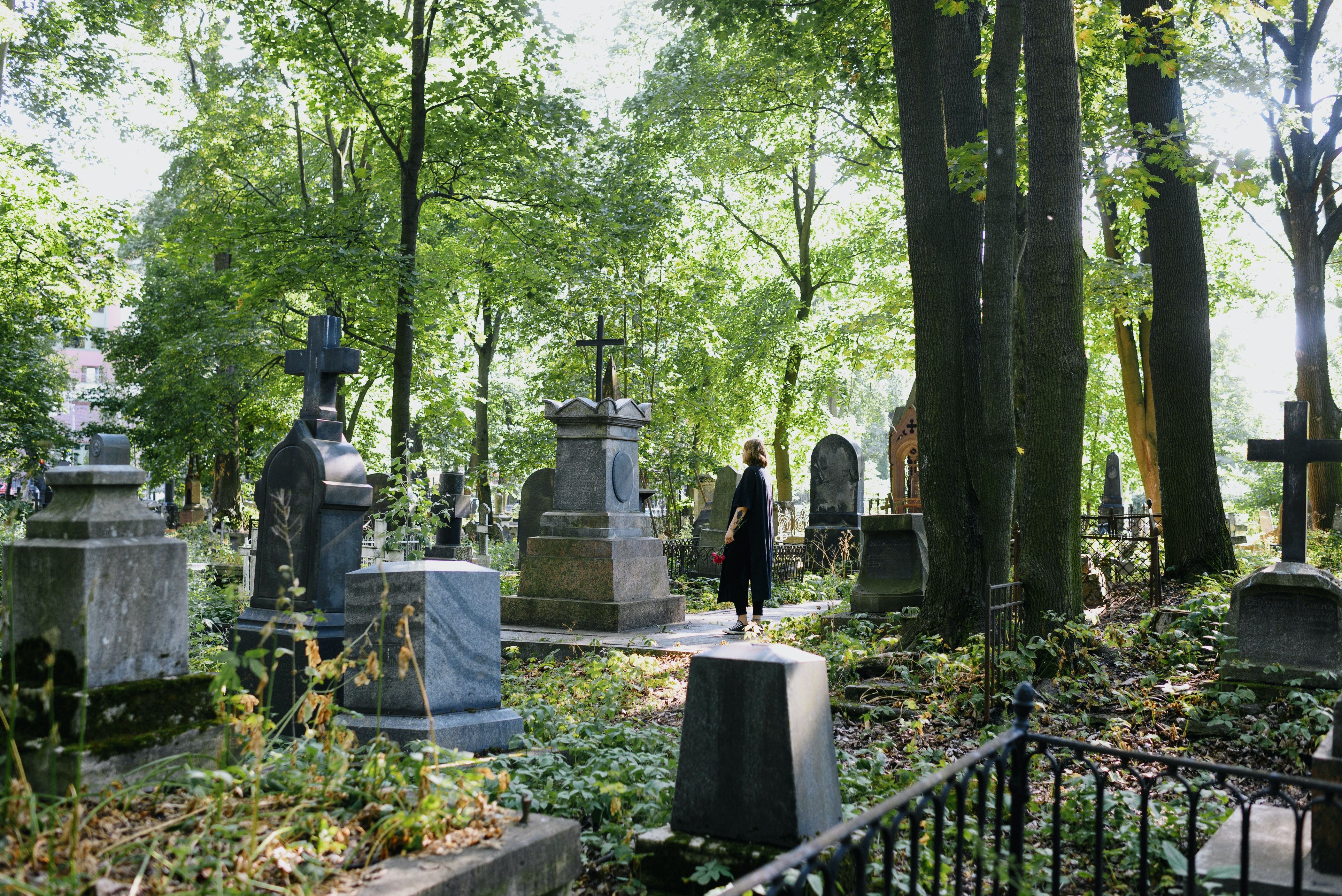 Una persona en un cementerio, después de que acabe el entierro / PEXELS