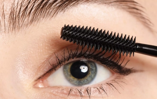 Una persona poniéndose máscara de pestañas/ CANVA Una persona poniéndose máscara de pestañas/ CANVA