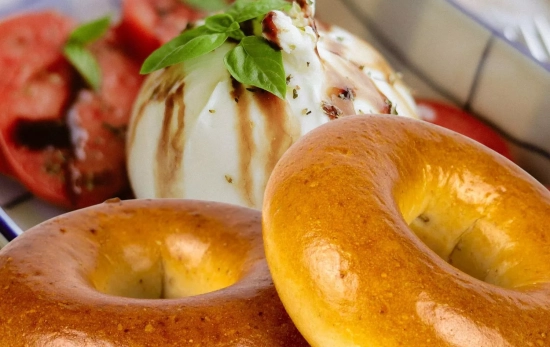 Bagel mediterráneo de burrata y tomate asado/ Montaje Consumidor Global Bagel mediterráneo de burrata y tomate asado/ Montaje Consumidor Global