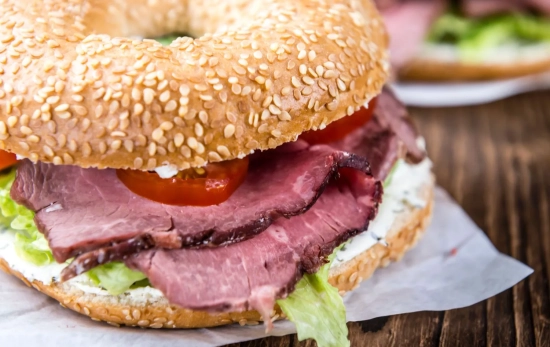 Bagel de roast beef/ CANVA Bagel de roast beef/ CANVA