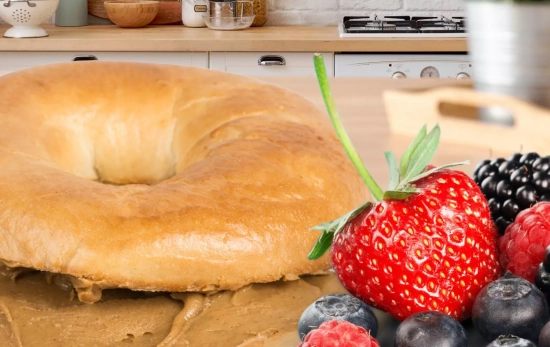 Bagel de crema de cacahuete y frutos rojos/ Montaje Consumidor Global Bagel de crema de cacahuete y frutos rojos/ Montaje Consumidor Global