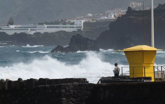 El fuerte oleaje golpea este viernes a Tenerife Alberto Valdés EFE El fuerte oleaje golpea este viernes a Tenerife Alberto Valdés EFE