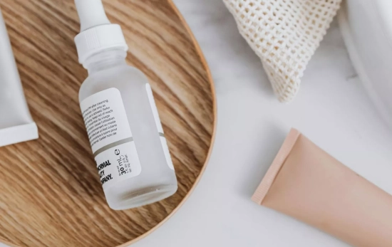 Una mesa con rutina de 'skincare'/ CANVA Una mesa con rutina de 'skincare'/ CANVA