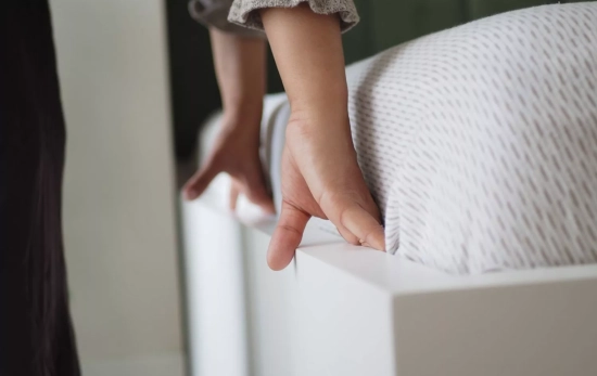 Una persona haciendo la cama/ CANVA Una persona haciendo la cama/ CANVA