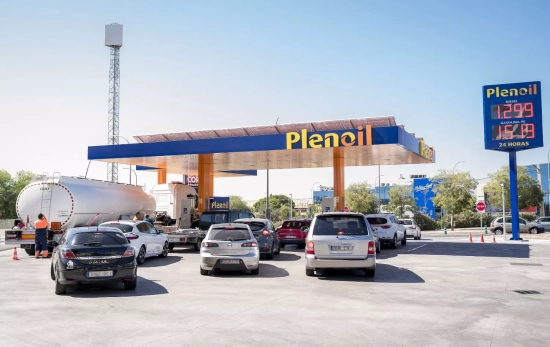 Varios coches en una gasolinera EUROPA PRESS A.PEREZ MECA Varios coches en una gasolinera EUROPA PRESS A.PEREZ MECA