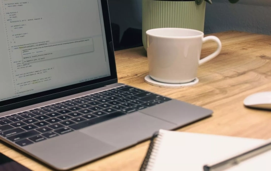 Ordenador portátil usándose de sobremesa/ CANVA Ordenador portátil usándose de sobremesa/ CANVA