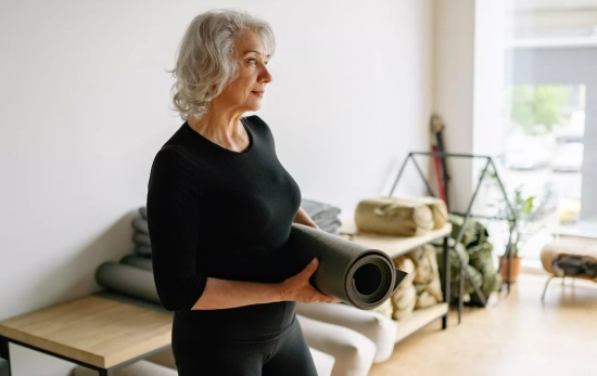 Una mujer jubilada dispuesta a hacer pilates/ CANVA Una mujer jubilada dispuesta a hacer pilates/ CANVA