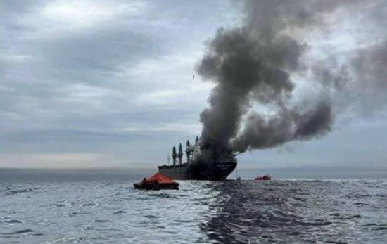 Un barco alcanzado por proyectiles cerca del estrecho de Ormuz / EFE Un barco alcanzado por proyectiles cerca del estrecho de Ormuz / EFE
