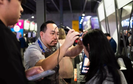 El producto de HairCoSys recopilando imágenes para analizar la salud del cabello SIMÓN SÁNCHEZ El producto de HairCoSys recopilando imágenes para analizar la salud del cabello SIMÓN SÁNCHEZ