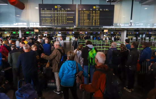 Pasejeros afectados por la cancelación de vuelos / Luis G Morera - EFE Pasejeros afectados por la cancelación de vuelos / Luis G Morera - EFE