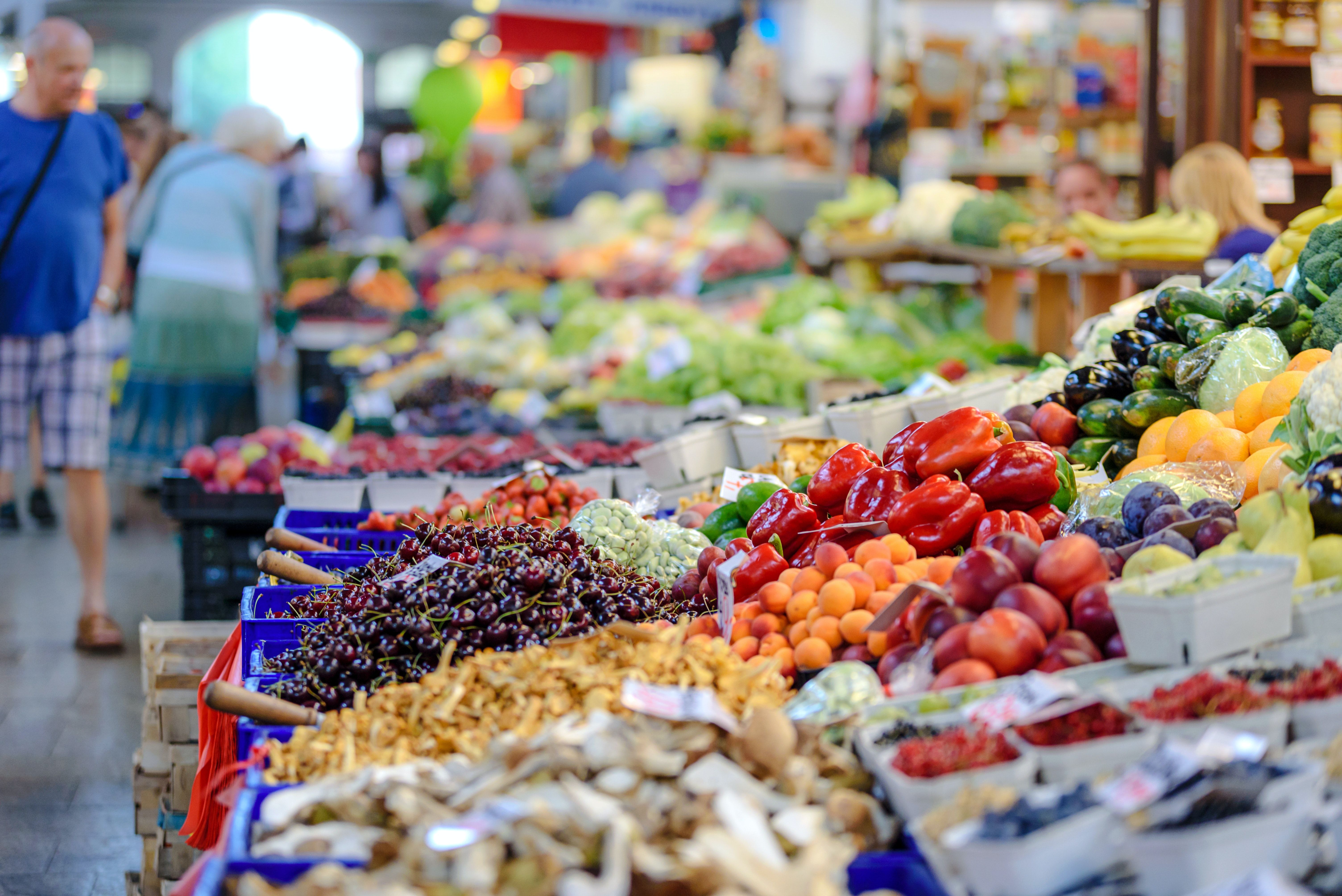 Puestos con verduras y frutas en un mercado, algunos de los alimentos a los que se suprime el IVA / PEXELS