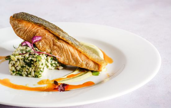 Un plato de salmón, un pescado en auge / Pexels