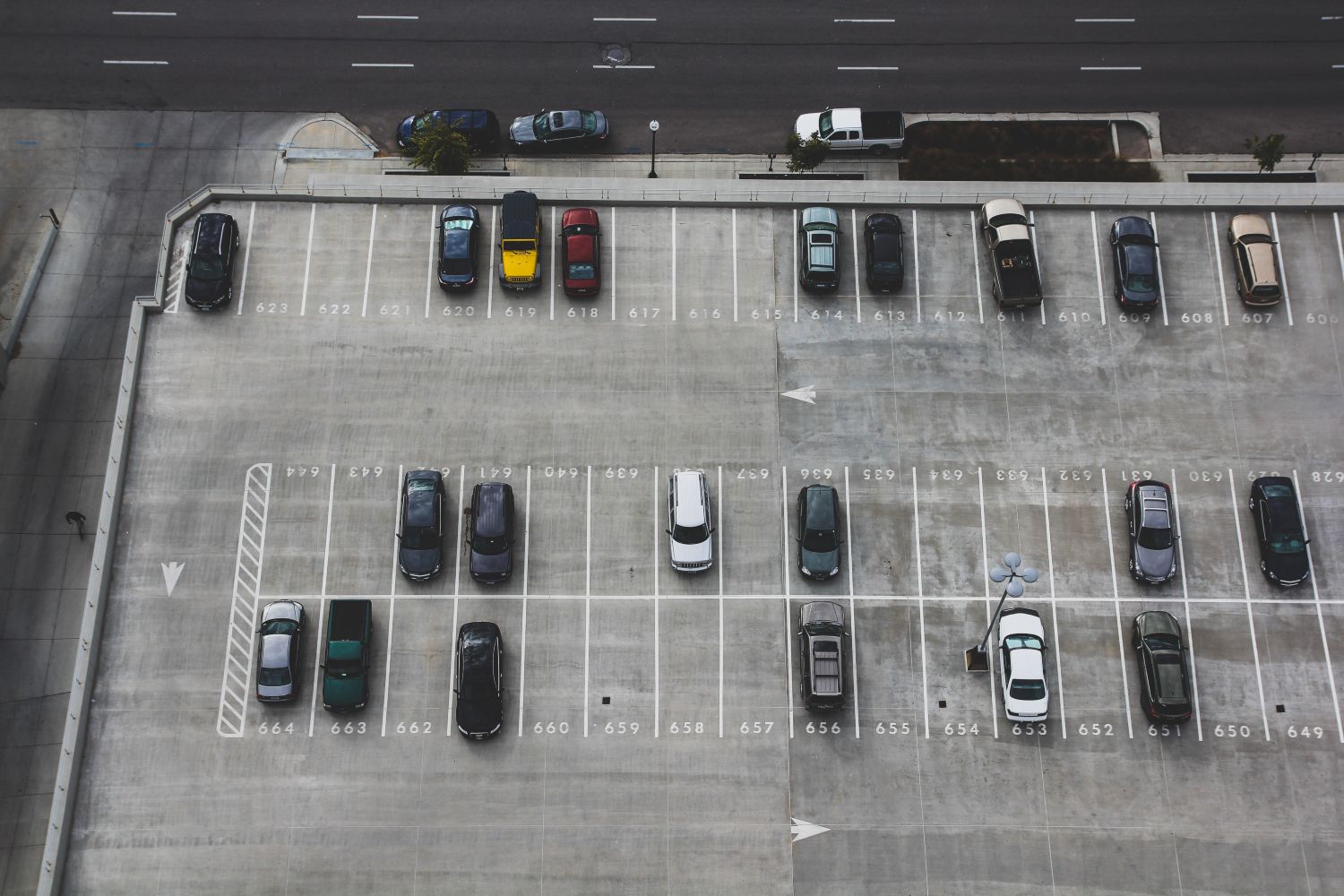 Varios coches en un párking / Unsplash