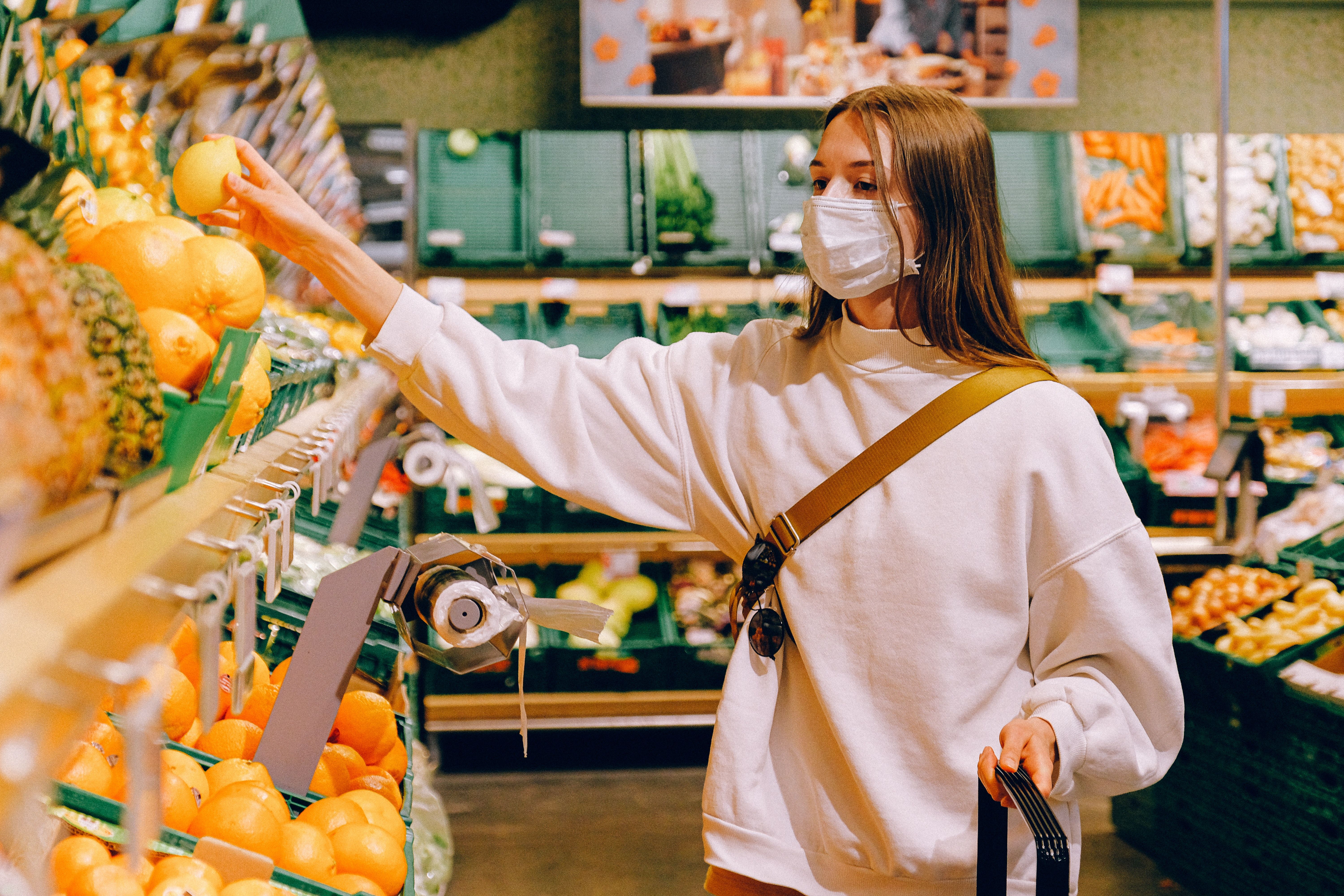 Una consumidora compra fruta en un supermercado abierto en diciembre / PEXELS/ PEXELS