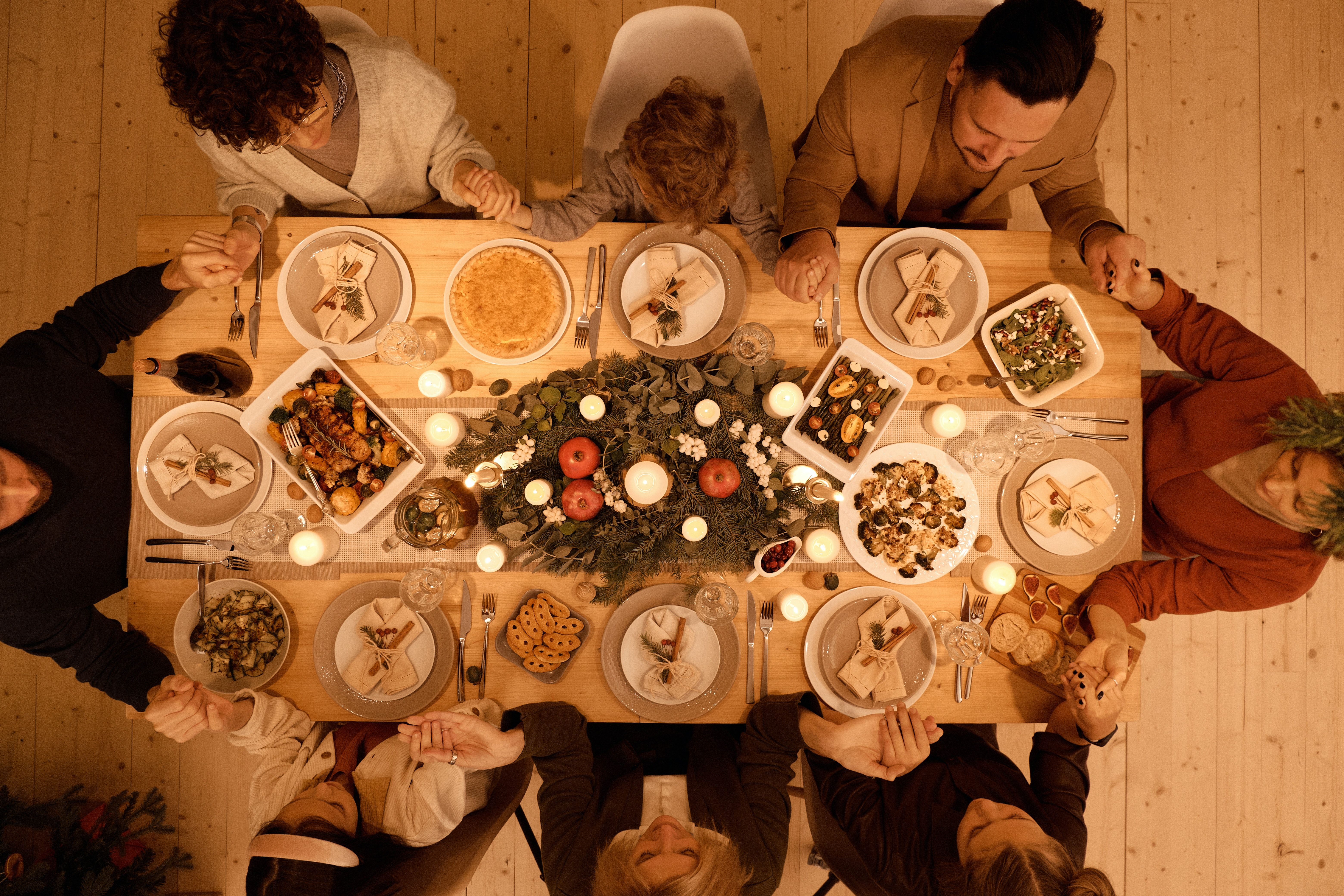 Una familia celebra una cena de Navidad / PEXELS