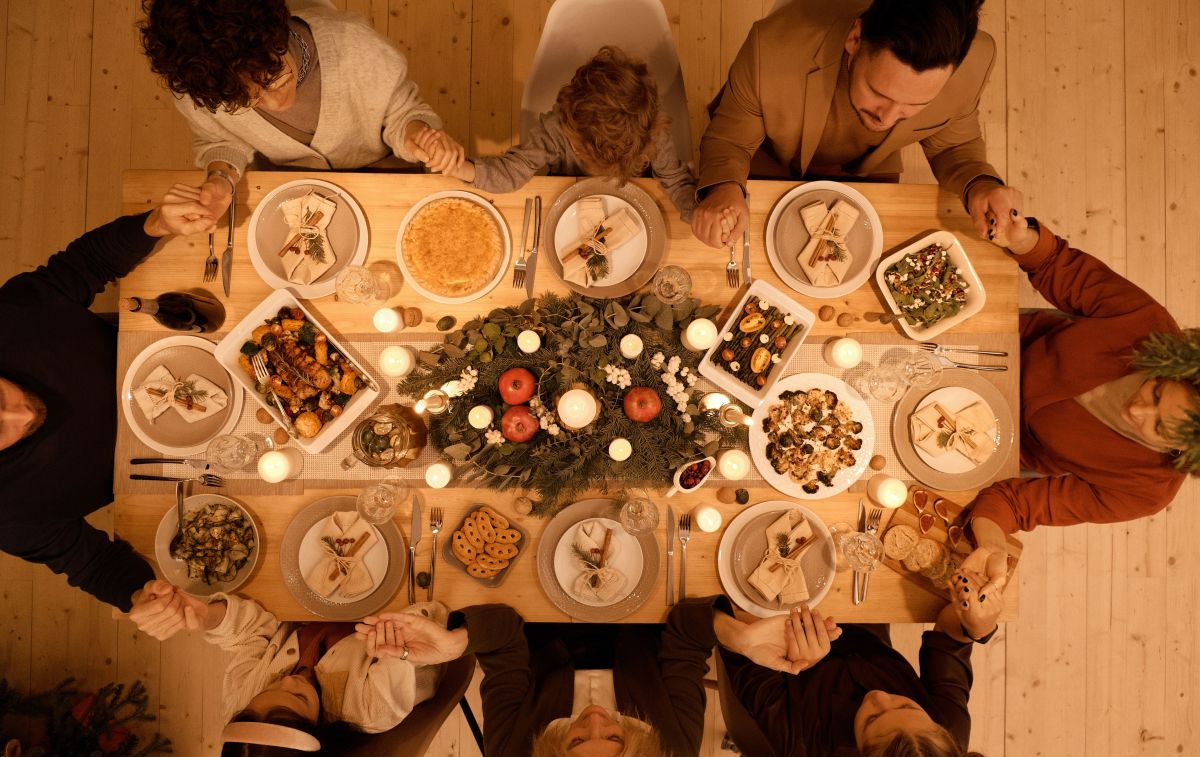 Una familia celebra una cena de Navidad / PEXELS