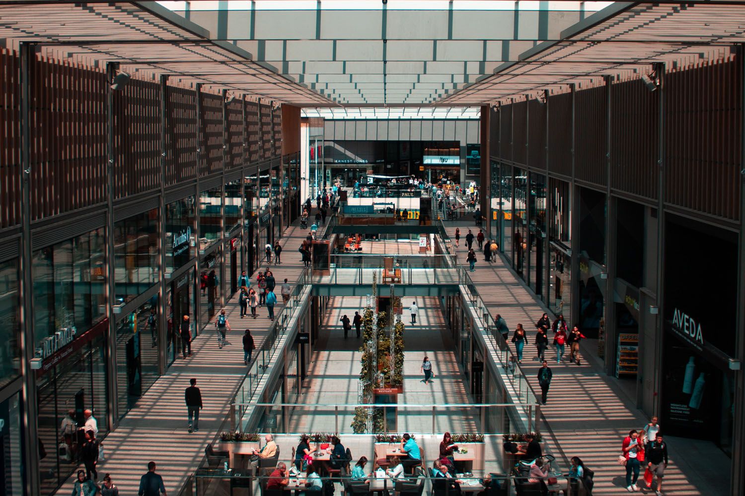 Un centro comercial cerca de Navidad / PEXELS